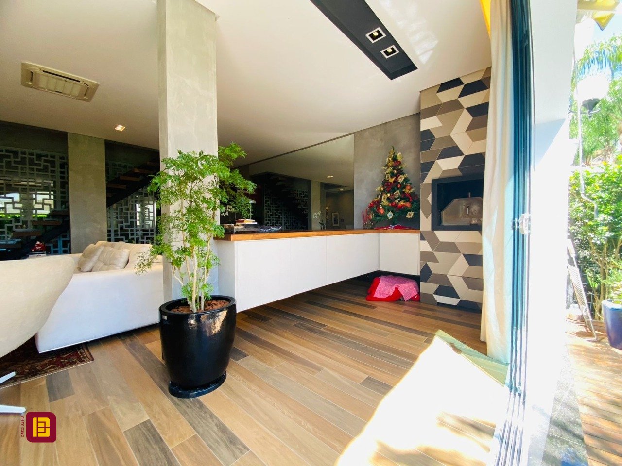Casa de Condomínio com 175m², 3 quartos (sendo 3 suítes), 3 garagens, no bairro Lagoa da Conceição em Florianópolis