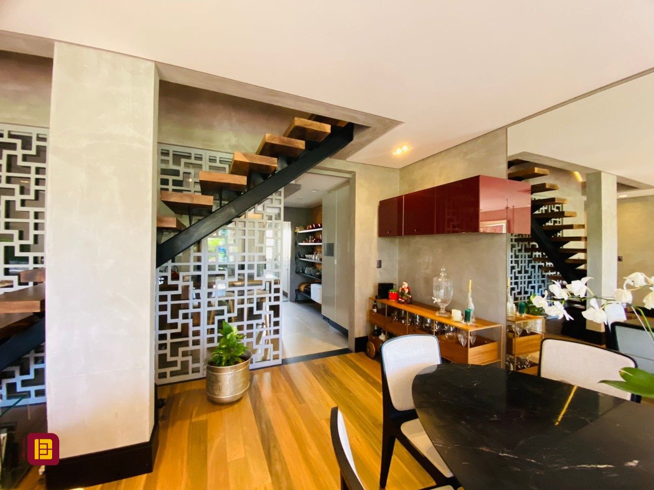 Casa de Condomínio com 175m², 3 quartos (sendo 3 suítes), 3 garagens, no bairro Lagoa da Conceição em Florianópolis