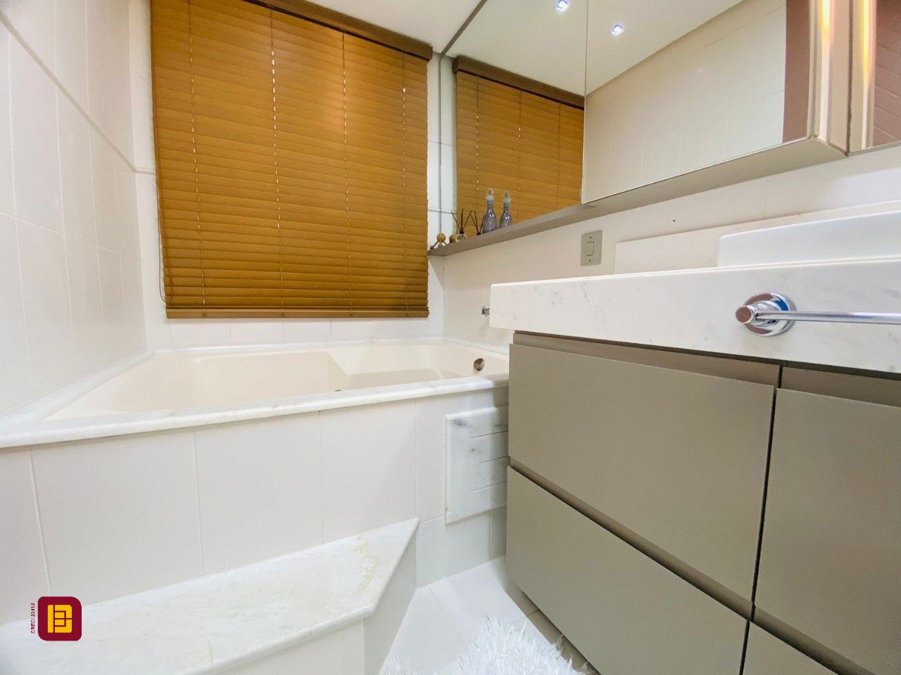 Casa de Condomínio com 175m², 3 quartos (sendo 3 suítes), 3 garagens, no bairro Lagoa da Conceição em Florianópolis