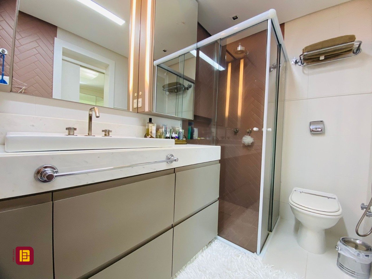 Casa de Condomínio com 175m², 3 quartos (sendo 3 suítes), 3 garagens, no bairro Lagoa da Conceição em Florianópolis