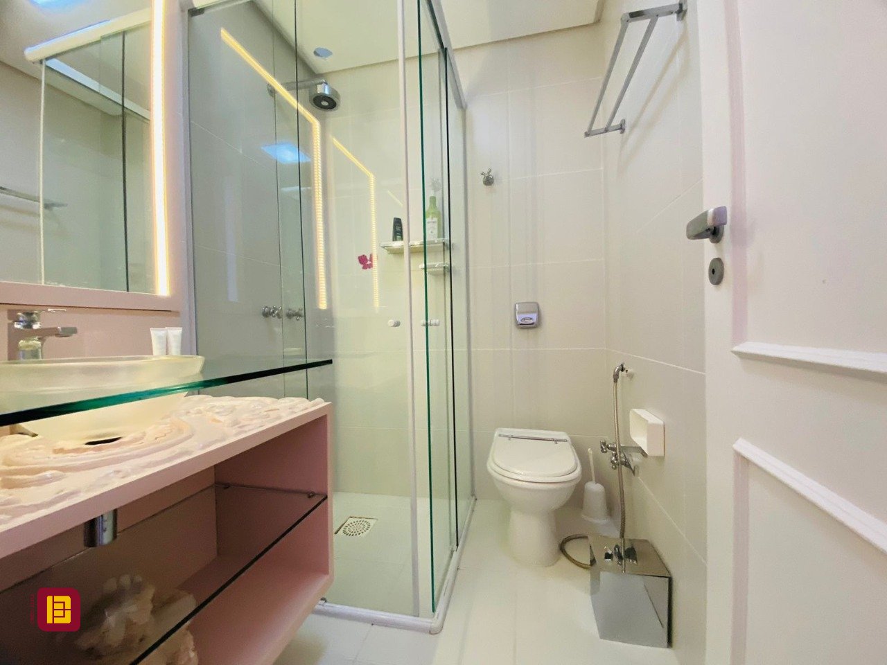 Casa de Condomínio com 175m², 3 quartos (sendo 3 suítes), 3 garagens, no bairro Lagoa da Conceição em Florianópolis