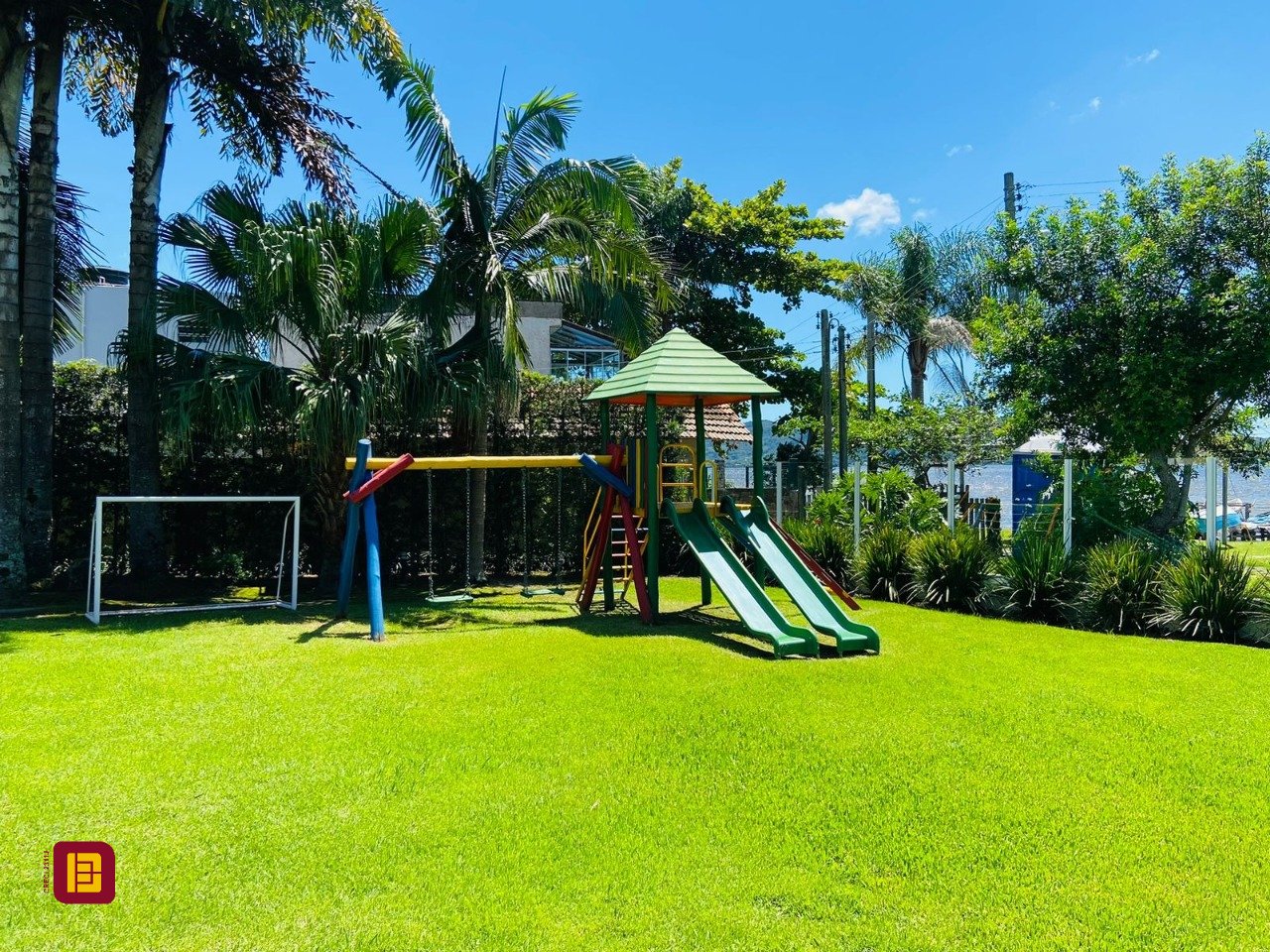 Casa de Condomínio com 175m², 3 quartos (sendo 3 suítes), 3 garagens, no bairro Lagoa da Conceição em Florianópolis