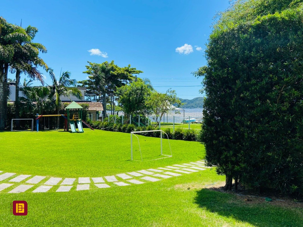 Casa de Condomínio com 175m², 3 quartos (sendo 3 suítes), 3 garagens, no bairro Lagoa da Conceição em Florianópolis