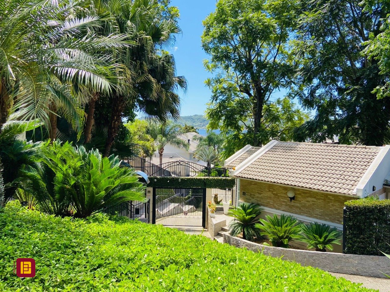 Casa de Condomínio com 175m², 3 quartos (sendo 3 suítes), 3 garagens, no bairro Lagoa da Conceição em Florianópolis