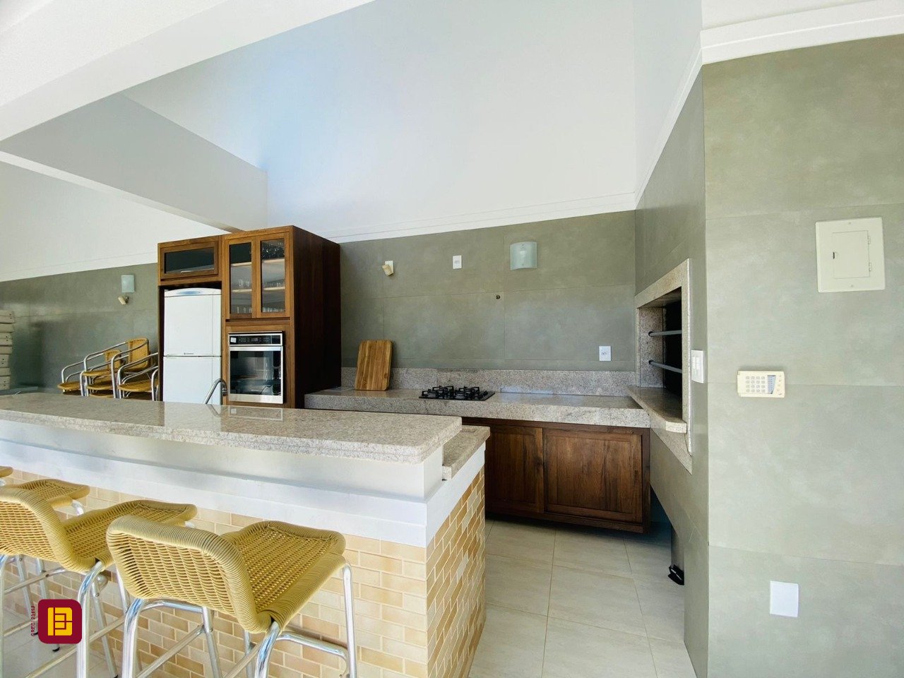 Casa de Condomínio com 175m², 3 quartos (sendo 3 suítes), 3 garagens, no bairro Lagoa da Conceição em Florianópolis