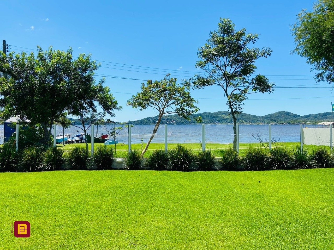 Casa de Condomínio com 175m², 3 quartos (sendo 3 suítes), 3 garagens, no bairro Lagoa da Conceição em Florianópolis