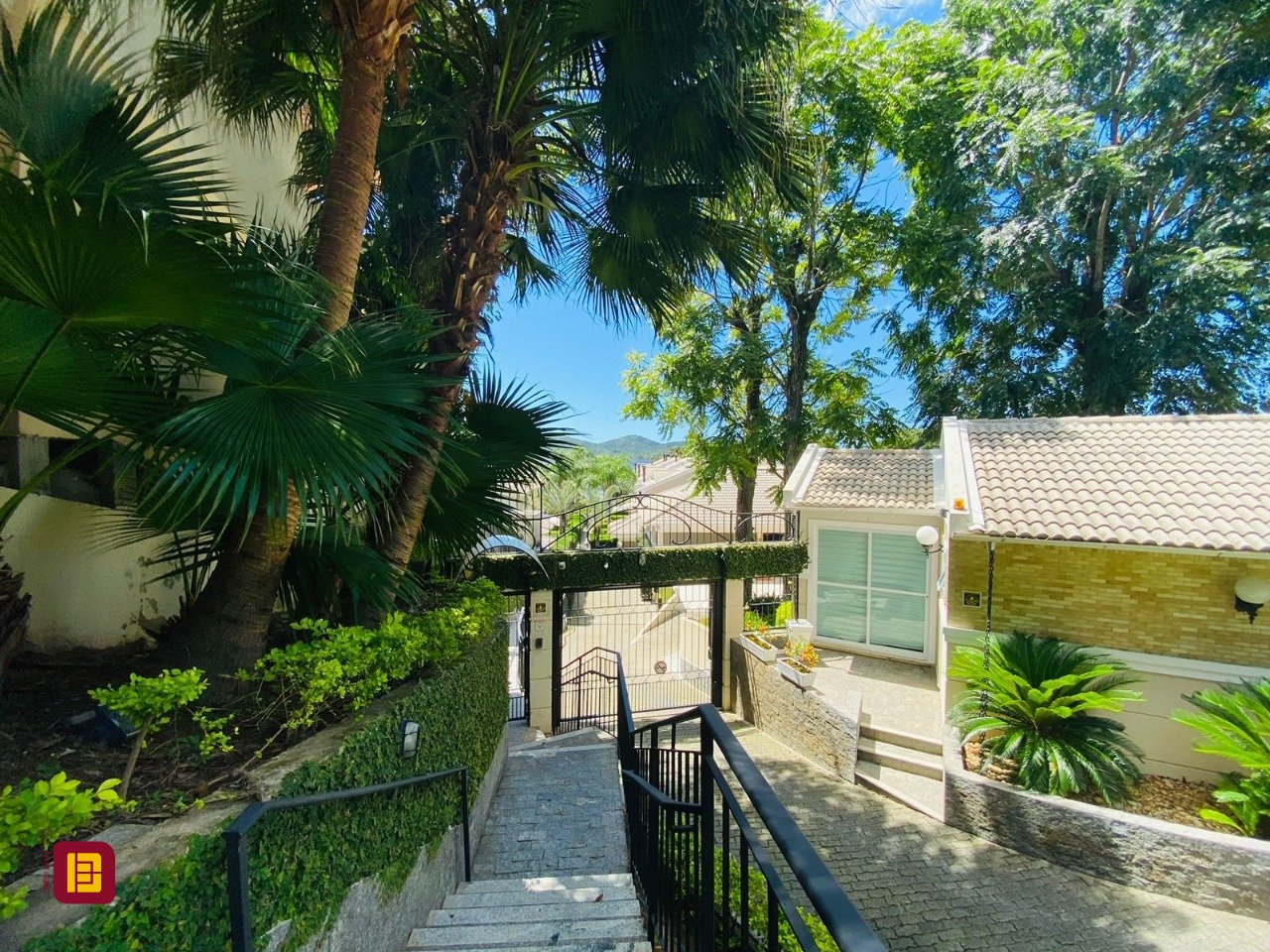 Casa de Condomínio com 175m², 3 quartos (sendo 3 suítes), 3 garagens, no bairro Lagoa da Conceição em Florianópolis