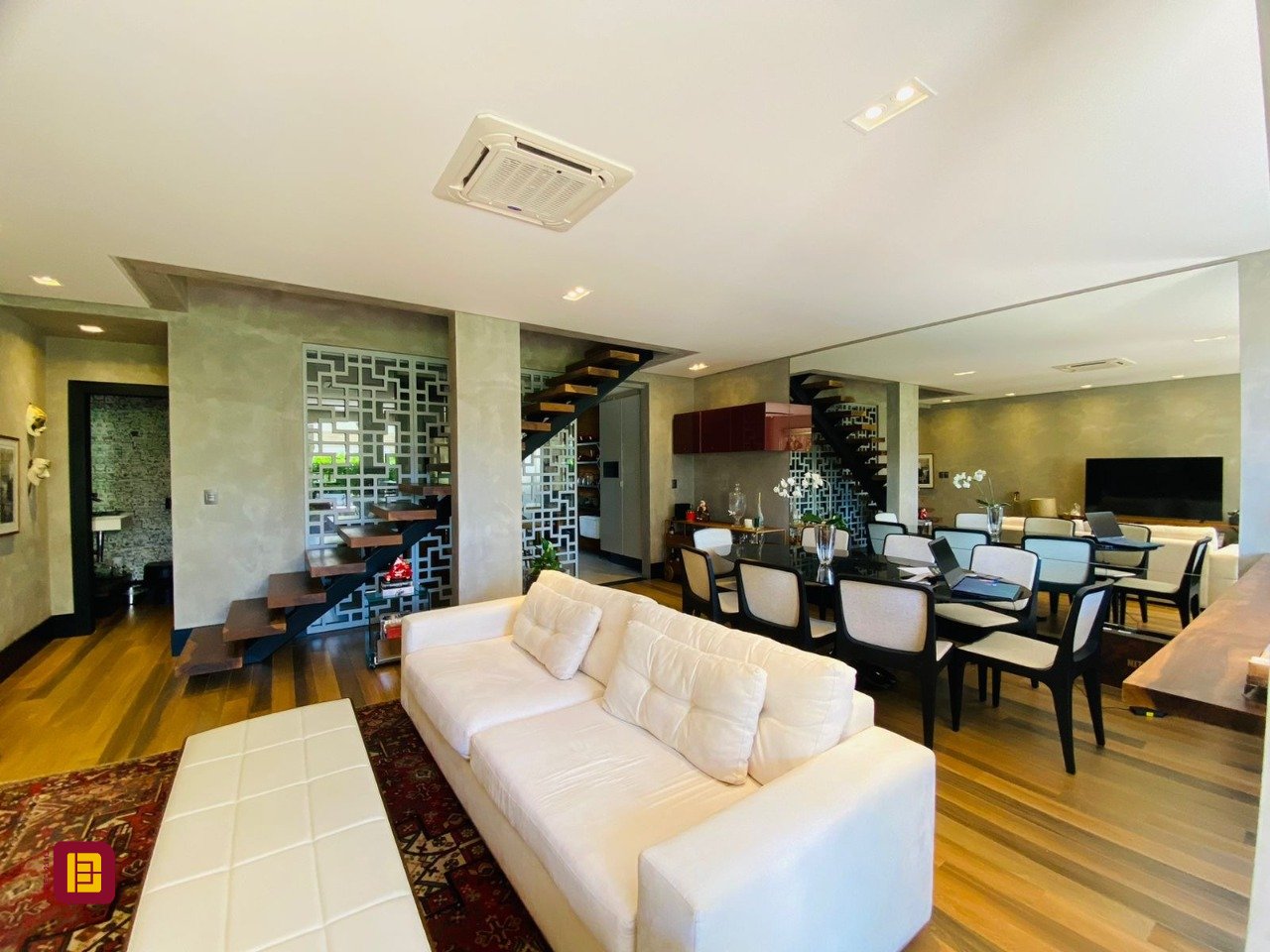 Casa de Condomínio com 175m², 3 quartos (sendo 3 suítes), 3 garagens, no bairro Lagoa da Conceição em Florianópolis