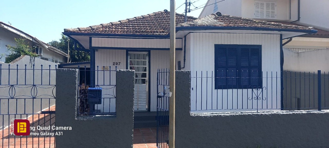 Casa com 214m², 5 quartos (sendo 1 suíte), 3 garagens, no bairro Balneário em Florianópolis