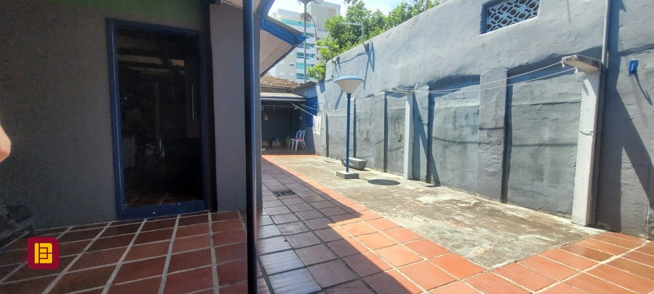 Casa com 214m², 5 quartos (sendo 1 suíte), 3 garagens, no bairro Balneário em Florianópolis
