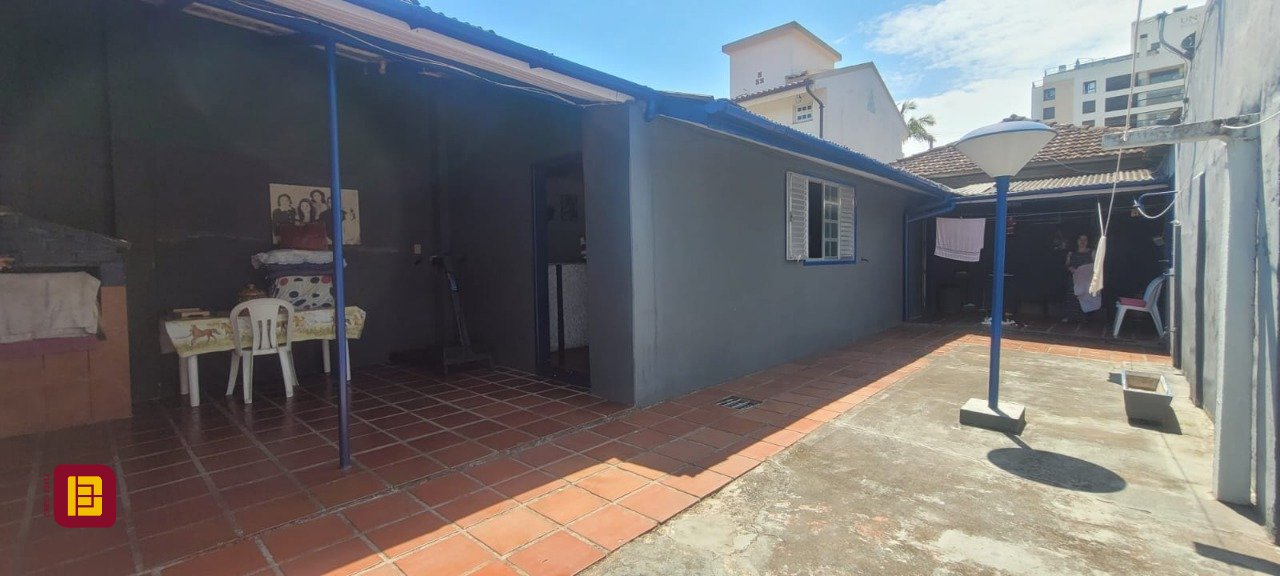Casa com 214m², 5 quartos (sendo 1 suíte), 3 garagens, no bairro Balneário em Florianópolis