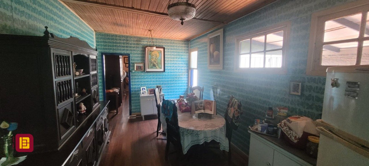 Casa com 214m², 5 quartos (sendo 1 suíte), 3 garagens, no bairro Balneário em Florianópolis