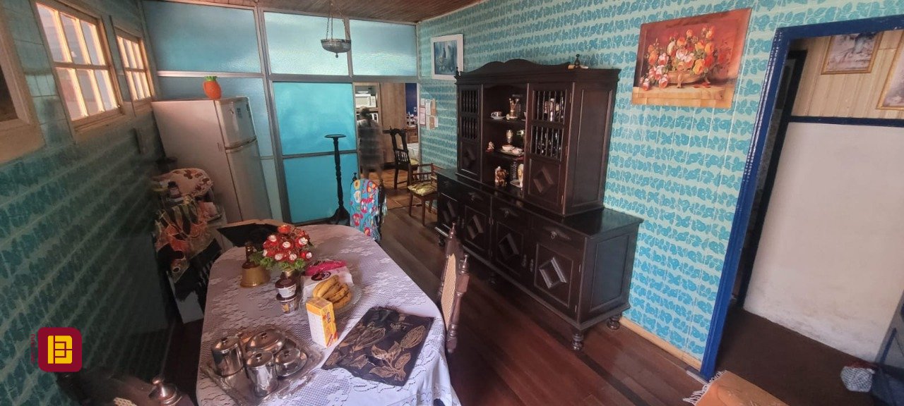 Casa com 214m², 5 quartos (sendo 1 suíte), 3 garagens, no bairro Balneário em Florianópolis