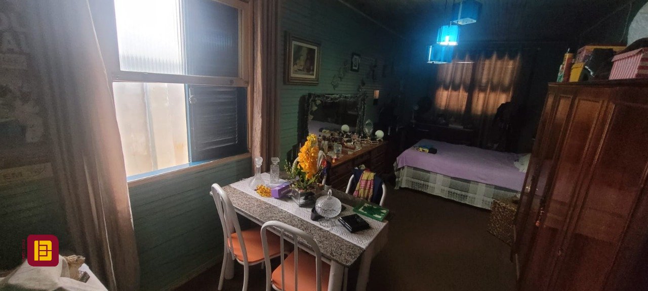 Casa com 214m², 5 quartos (sendo 1 suíte), 3 garagens, no bairro Balneário em Florianópolis