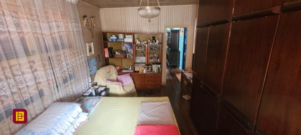 Casa com 214m², 5 quartos (sendo 1 suíte), 3 garagens, no bairro Balneário em Florianópolis