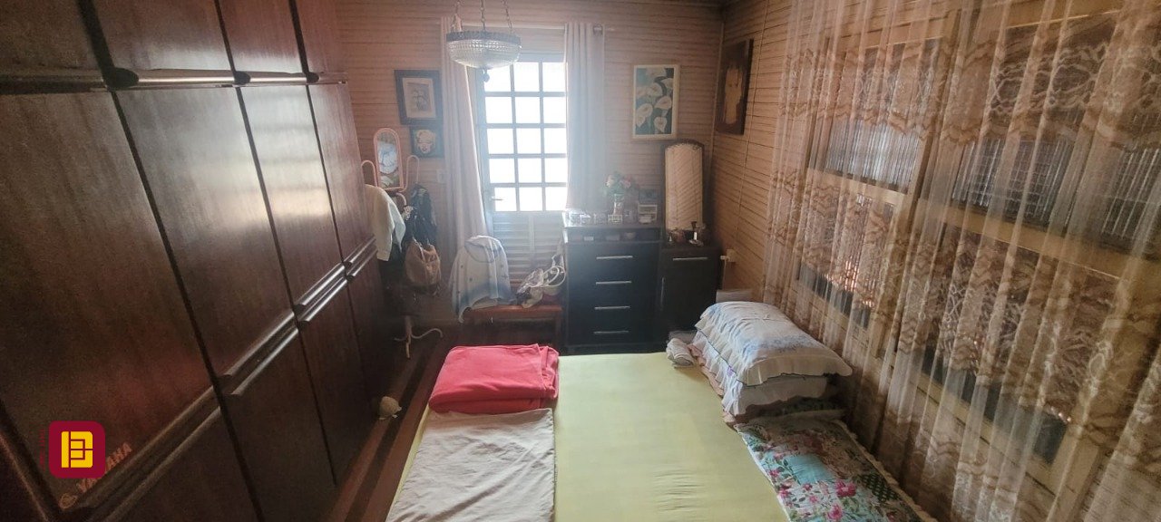 Casa com 214m², 5 quartos (sendo 1 suíte), 3 garagens, no bairro Balneário em Florianópolis