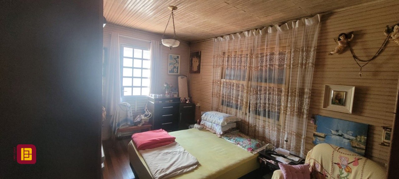 Casa com 214m², 5 quartos (sendo 1 suíte), 3 garagens, no bairro Balneário em Florianópolis