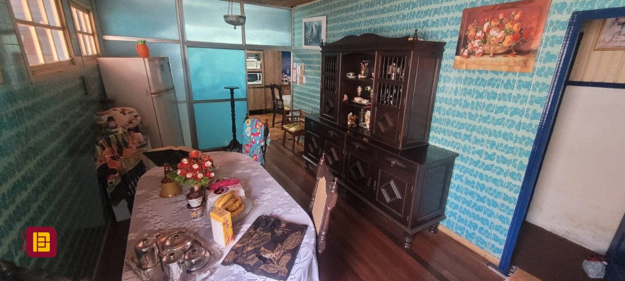 Casa com 214m², 5 quartos (sendo 1 suíte), 3 garagens, no bairro Balneário em Florianópolis