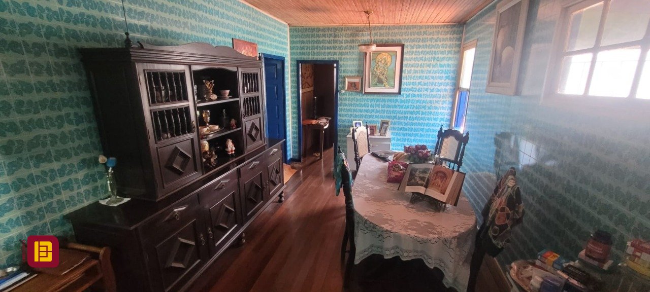 Casa com 214m², 5 quartos (sendo 1 suíte), 3 garagens, no bairro Balneário em Florianópolis