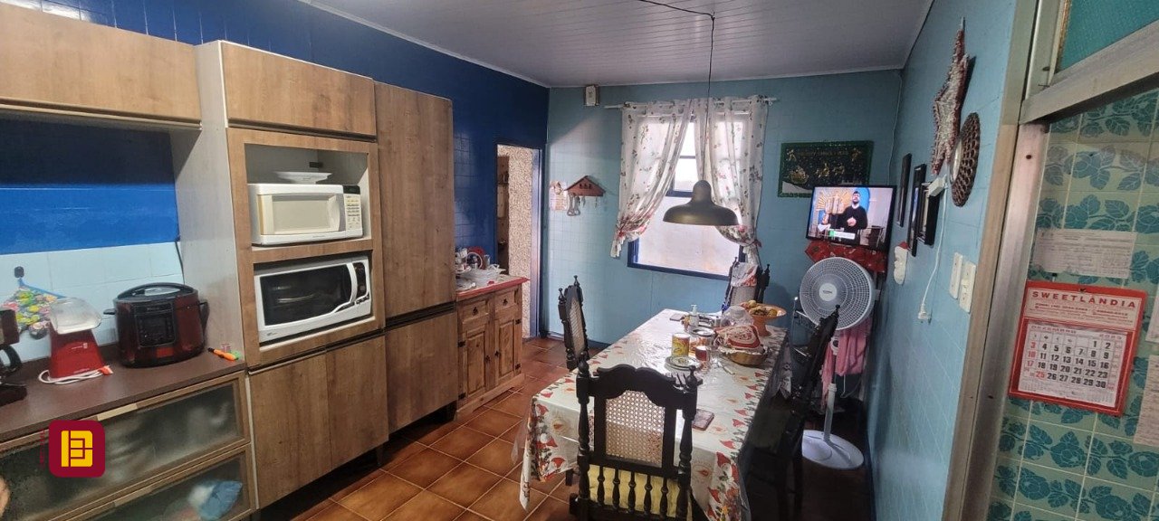 Casa com 214m², 5 quartos (sendo 1 suíte), 3 garagens, no bairro Balneário em Florianópolis