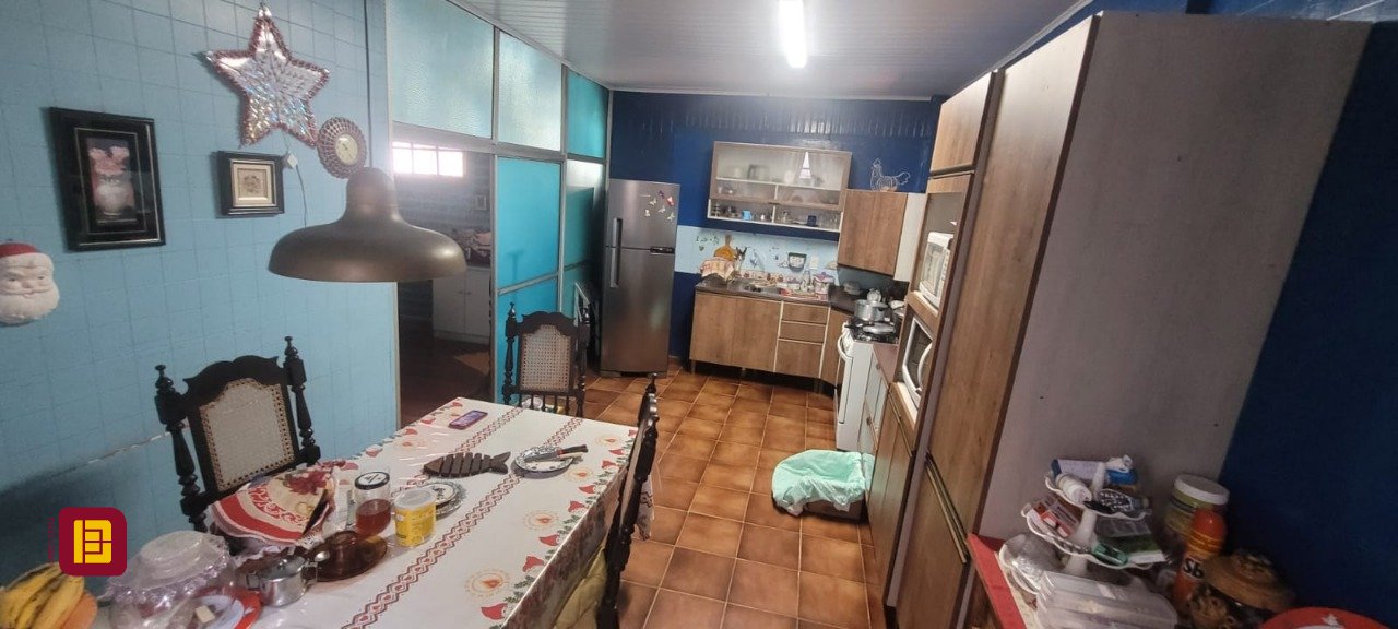 Casa com 214m², 5 quartos (sendo 1 suíte), 3 garagens, no bairro Balneário em Florianópolis
