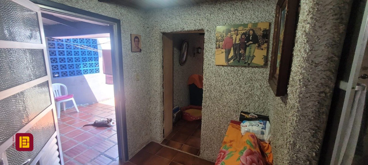 Casa com 214m², 5 quartos (sendo 1 suíte), 3 garagens, no bairro Balneário em Florianópolis