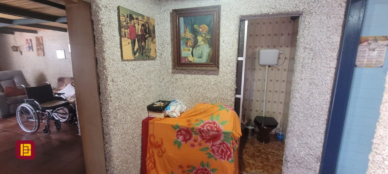 Casa com 214m², 5 quartos (sendo 1 suíte), 3 garagens, no bairro Balneário em Florianópolis