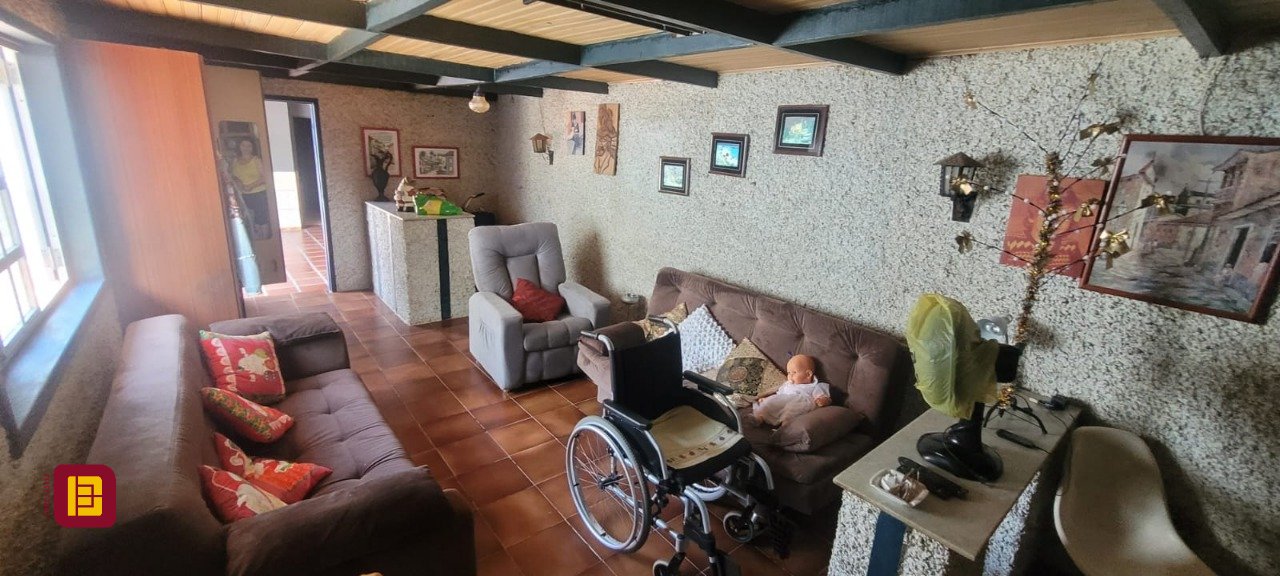 Casa com 214m², 5 quartos (sendo 1 suíte), 3 garagens, no bairro Balneário em Florianópolis