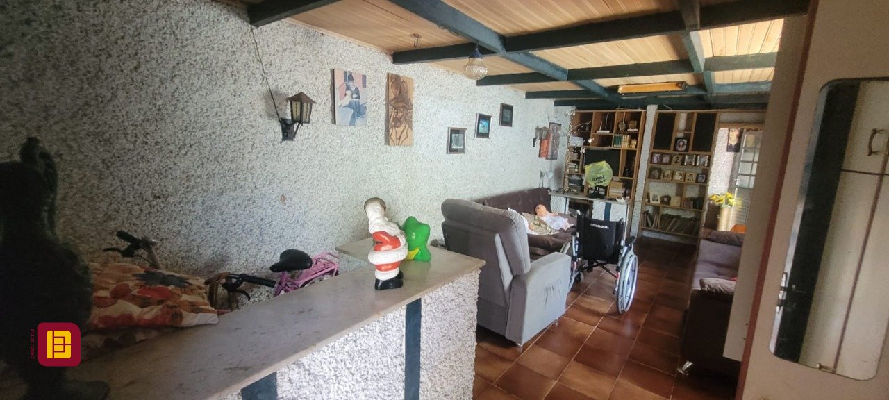 Casa com 214m², 5 quartos (sendo 1 suíte), 3 garagens, no bairro Balneário em Florianópolis
