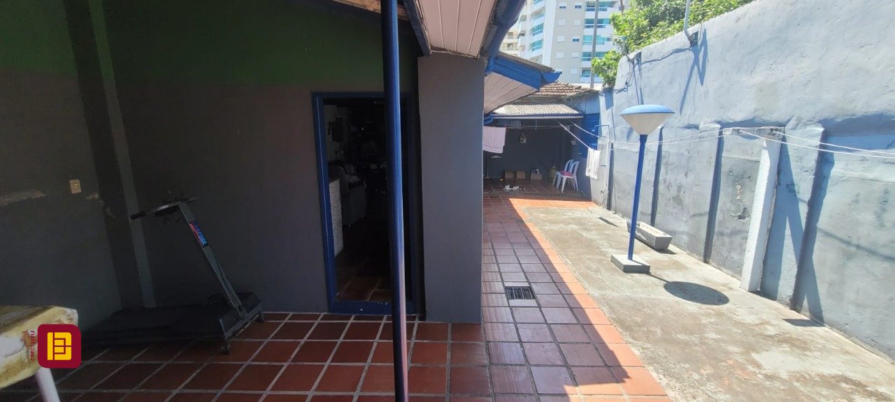 Casa com 214m², 5 quartos (sendo 1 suíte), 3 garagens, no bairro Balneário em Florianópolis