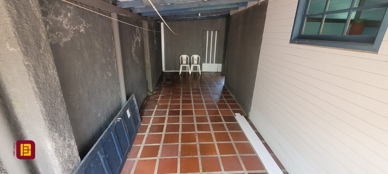 Casa com 214m², 5 quartos (sendo 1 suíte), 3 garagens, no bairro Balneário em Florianópolis
