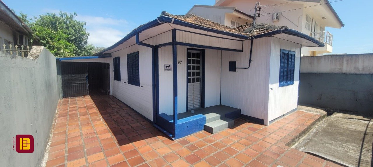 Casa com 214m², 5 quartos (sendo 1 suíte), 3 garagens, no bairro Balneário em Florianópolis
