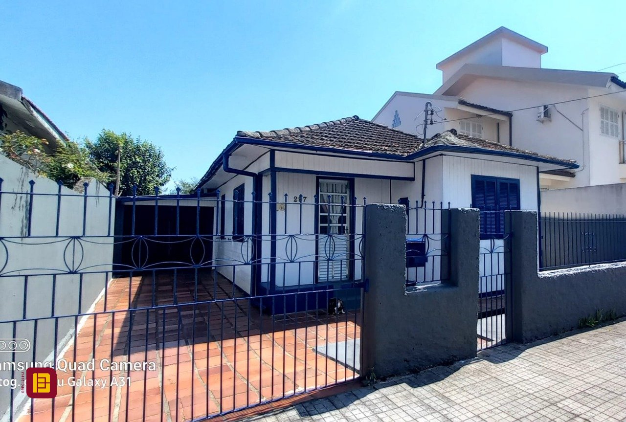 Casa com 214m², 5 quartos (sendo 1 suíte), 3 garagens, no bairro Balneário em Florianópolis