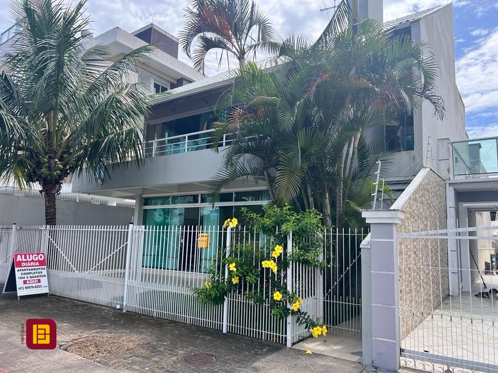 Casa com 433m², 11 quartos (sendo 1 suíte), 7 garagens, no bairro Canasvieiras em Florianópolis
