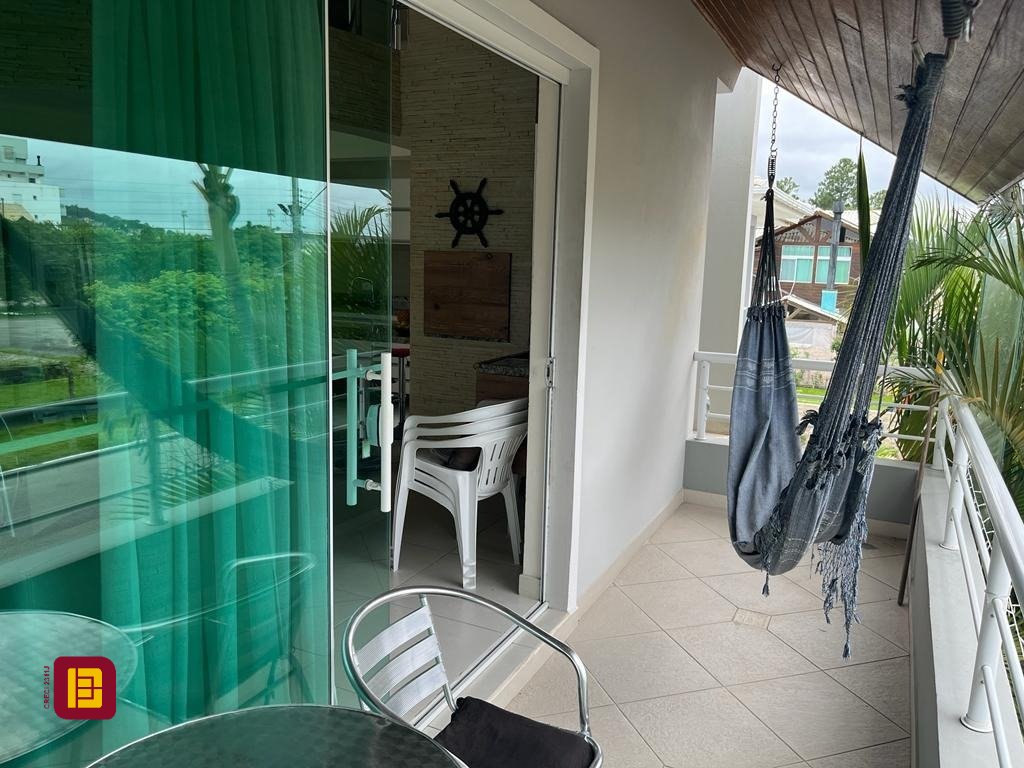 Casa com 433m², 11 quartos (sendo 1 suíte), 7 garagens, no bairro Canasvieiras em Florianópolis