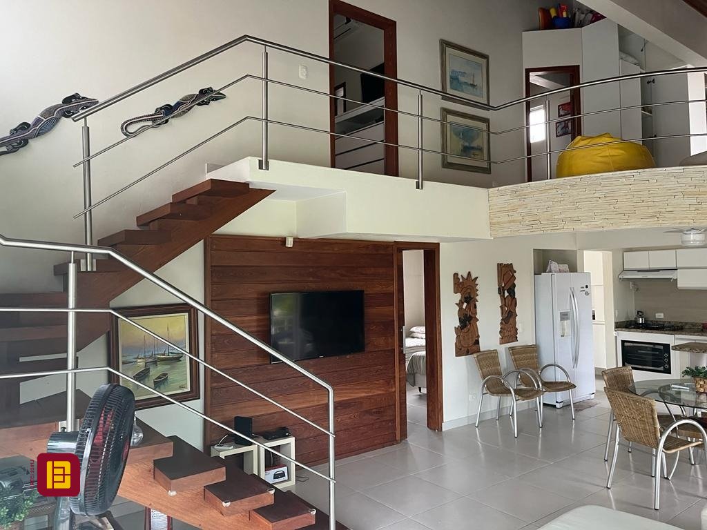 Casa com 433m², 11 quartos (sendo 1 suíte), 7 garagens, no bairro Canasvieiras em Florianópolis