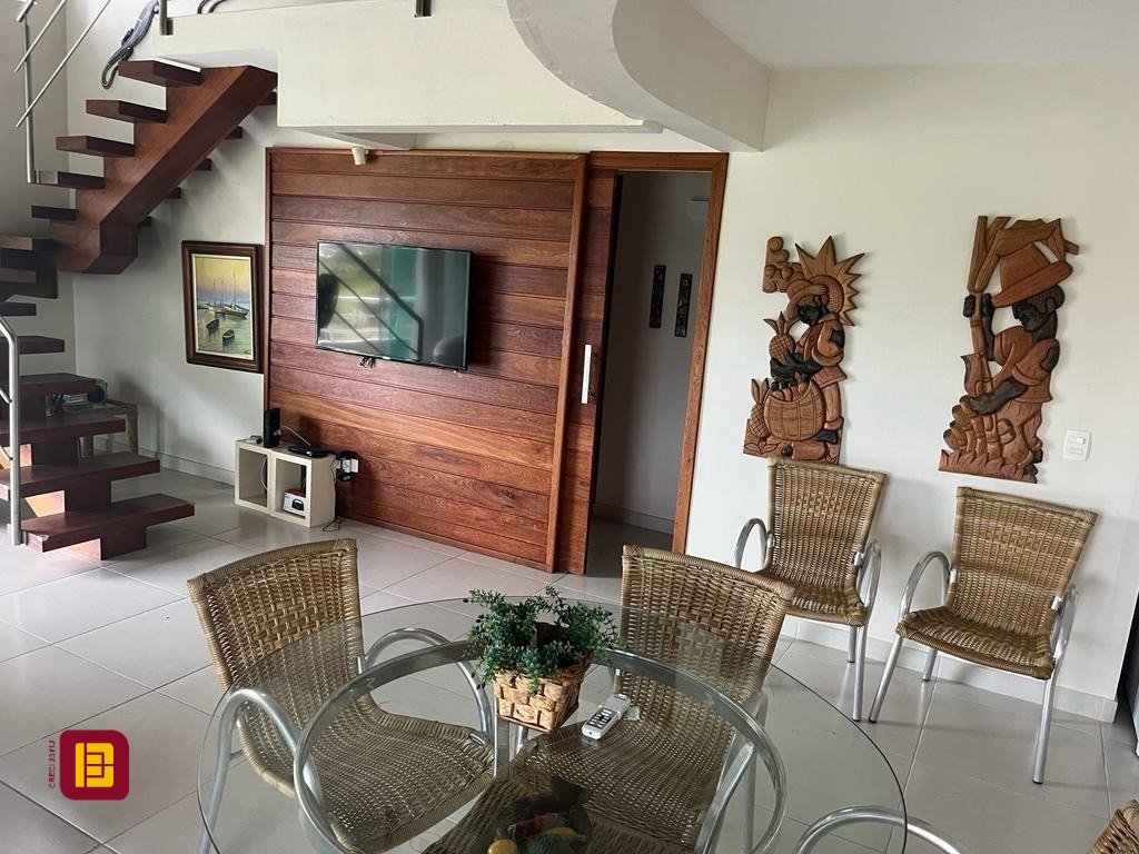 Casa com 433m², 11 quartos (sendo 1 suíte), 7 garagens, no bairro Canasvieiras em Florianópolis