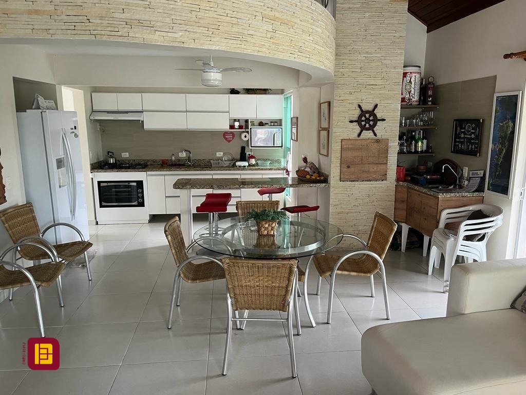 Casa com 433m², 11 quartos (sendo 1 suíte), 7 garagens, no bairro Canasvieiras em Florianópolis