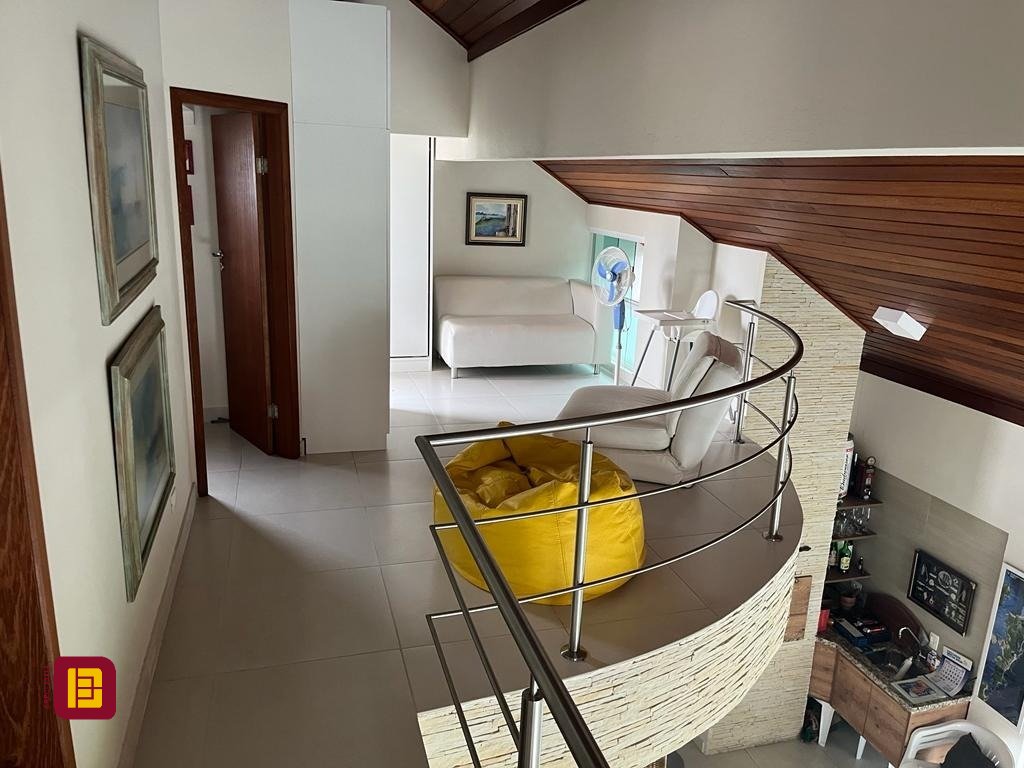 Casa com 433m², 11 quartos (sendo 1 suíte), 7 garagens, no bairro Canasvieiras em Florianópolis