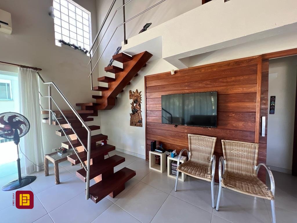 Casa com 433m², 11 quartos (sendo 1 suíte), 7 garagens, no bairro Canasvieiras em Florianópolis