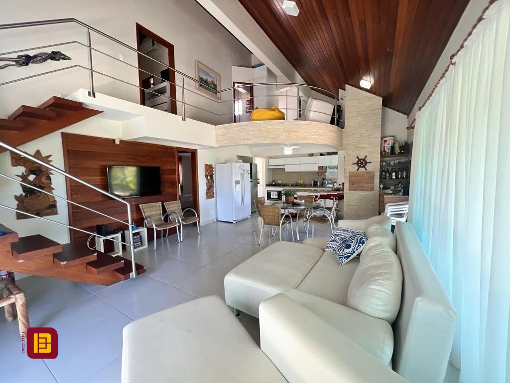 Casa com 433m², 11 quartos (sendo 1 suíte), 7 garagens, no bairro Canasvieiras em Florianópolis