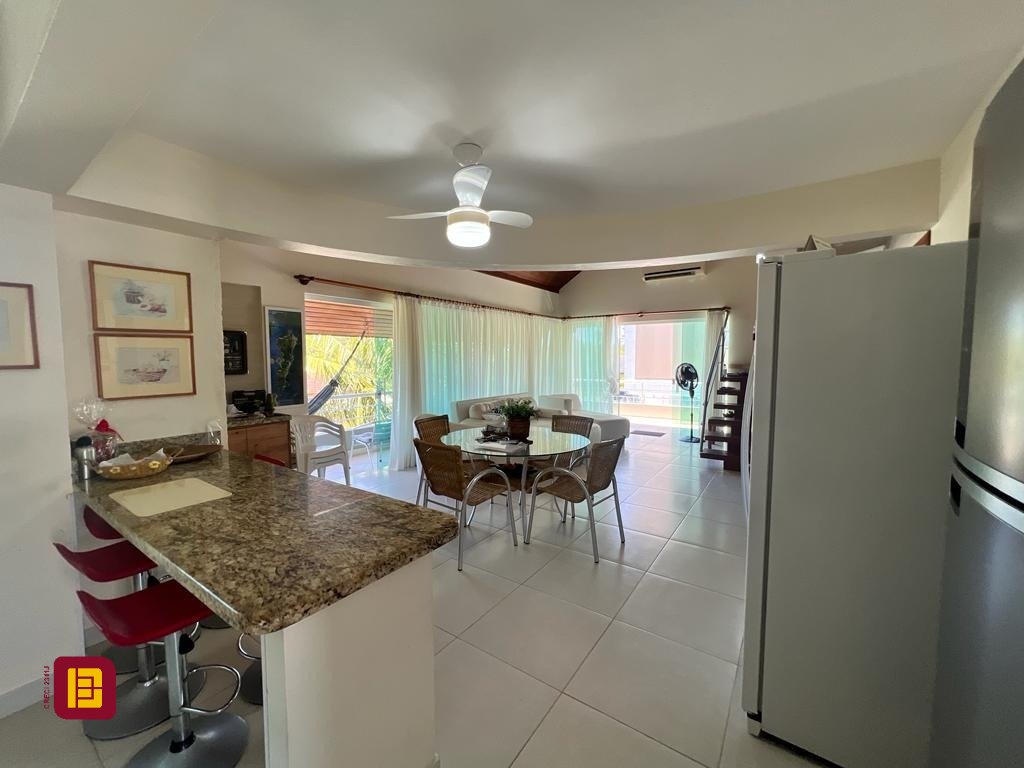 Casa com 433m², 11 quartos (sendo 1 suíte), 7 garagens, no bairro Canasvieiras em Florianópolis