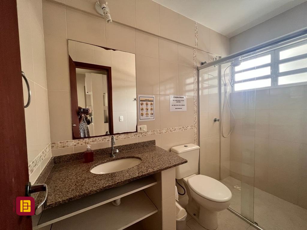 Casa com 433m², 11 quartos (sendo 1 suíte), 7 garagens, no bairro Canasvieiras em Florianópolis