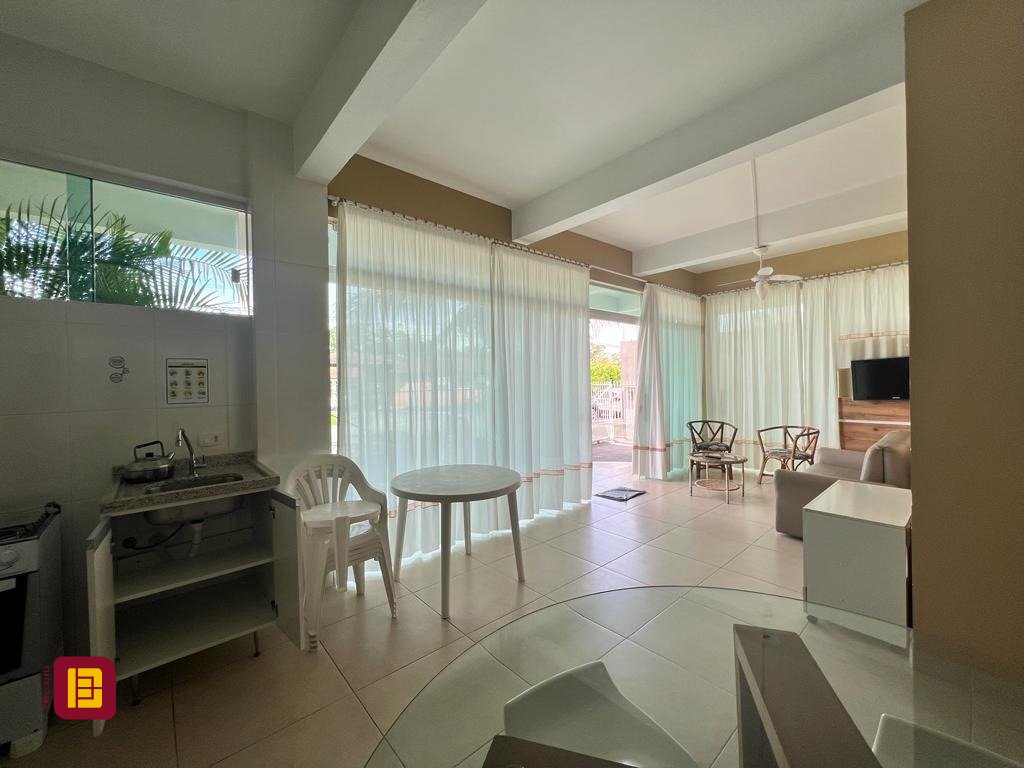 Casa com 433m², 11 quartos (sendo 1 suíte), 7 garagens, no bairro Canasvieiras em Florianópolis