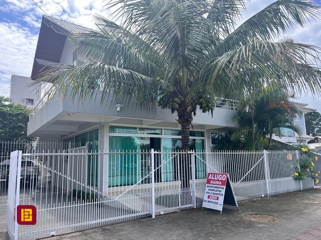 Casa com 433m², 11 quartos (sendo 1 suíte), 7 garagens, no bairro Canasvieiras em Florianópolis