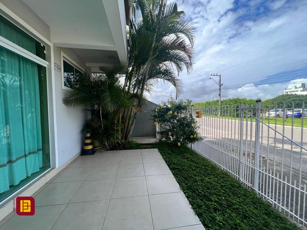 Casa com 433m², 11 quartos (sendo 1 suíte), 7 garagens, no bairro Canasvieiras em Florianópolis