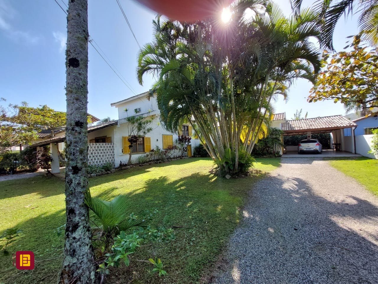 Casa com 233m², 8 quartos (sendo 1 suíte), 2 garagens, no bairro Cachoeira do Bom Jesus em Florianópolis