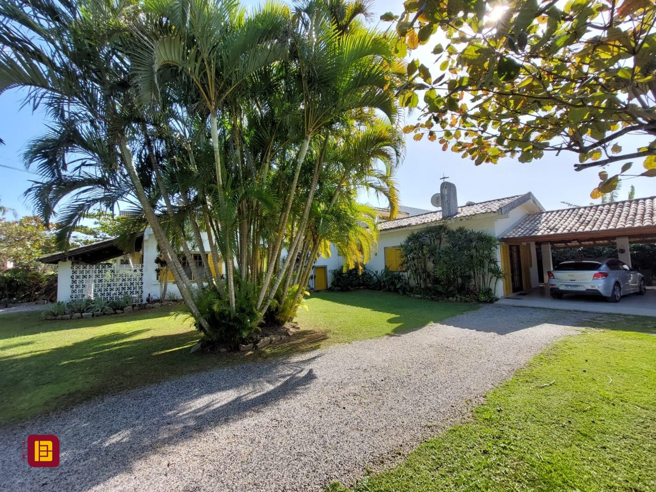 Casa com 233m², 8 quartos (sendo 1 suíte), 2 garagens, no bairro Cachoeira do Bom Jesus em Florianópolis