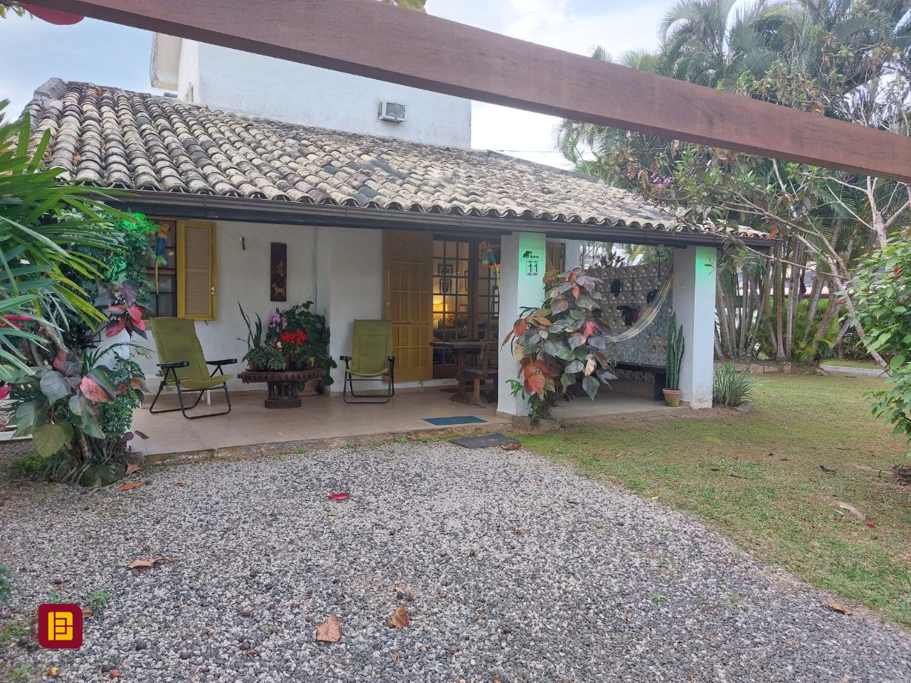 Casa com 233m², 8 quartos (sendo 1 suíte), 2 garagens, no bairro Cachoeira do Bom Jesus em Florianópolis