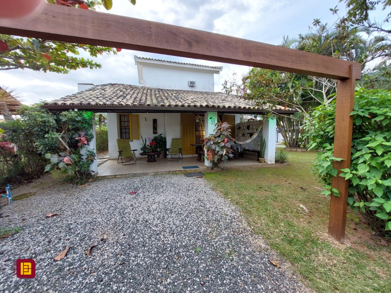 Casa com 233m², 8 quartos (sendo 1 suíte), 2 garagens, no bairro Cachoeira do Bom Jesus em Florianópolis
